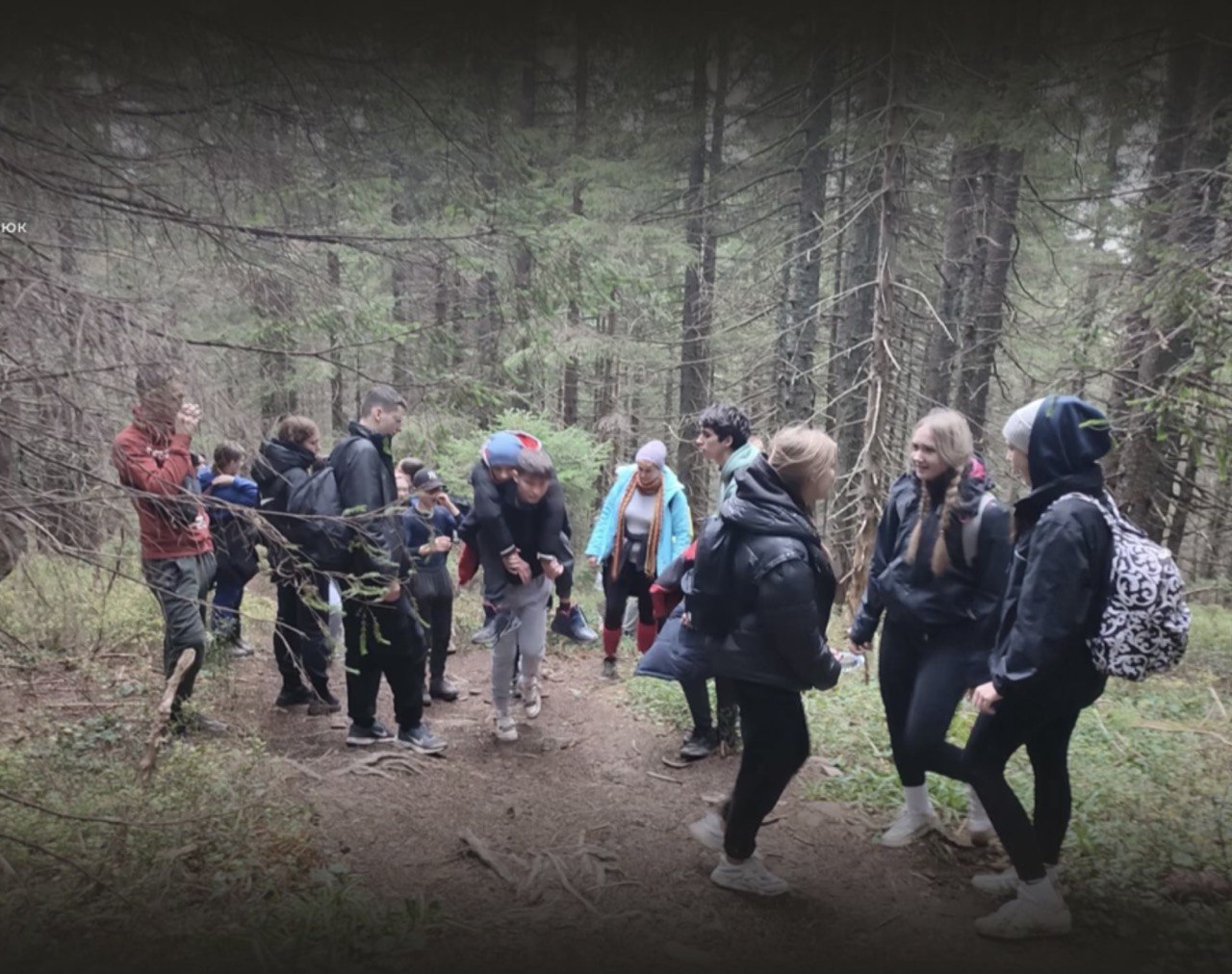 На Волині діти на руках винесли однокласника на гору в Карпатах, щоб здійснити його мрію